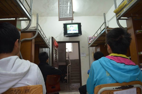 景德镇陶瓷学院师生认真收听收看党的十八大开幕盛况