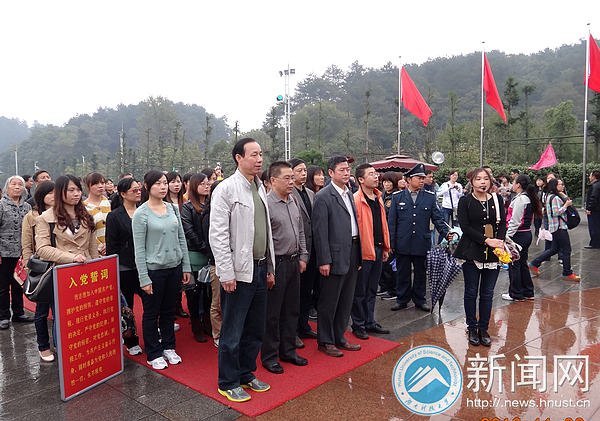 喜迎十八大 重温入党誓词 接受革命传统教育