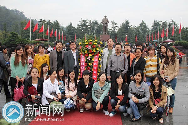 喜迎十八大 重温入党誓词 接受革命传统教育