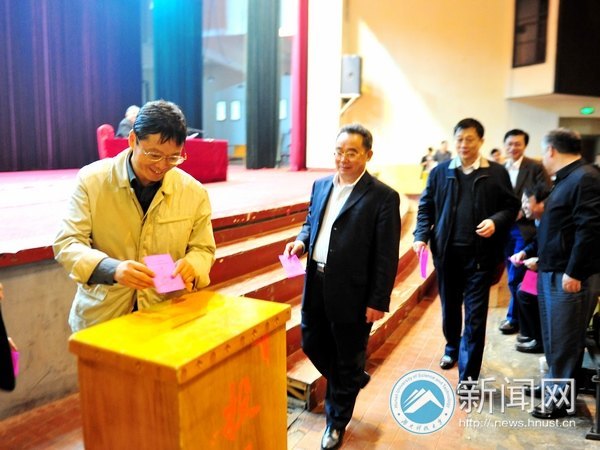 湖南科技大学选民积极参与雨湖区第五届人大代表选举