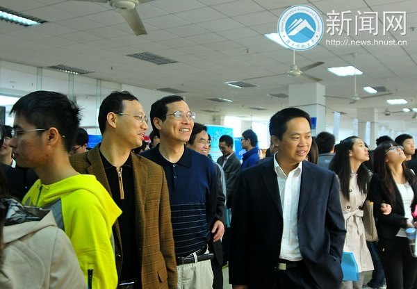 职场秋点“兵”:2012年秋季首场大型校园招聘活动圆满结束