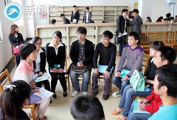 职场秋点“兵”:2012年秋季首场大型校园招聘活动圆满结束