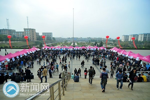 职场秋点“兵”:2012年秋季首场大型校园招聘活动圆满结束