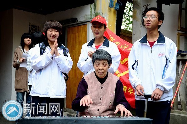 关爱老人 “爱心周末”踏歌行