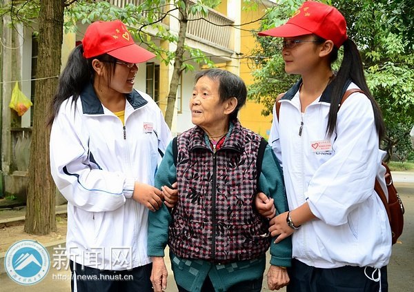 关爱老人 “爱心周末”踏歌行