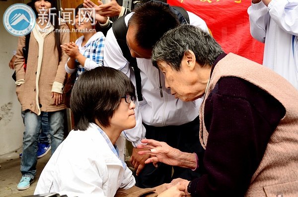 关爱老人 “爱心周末”踏歌行