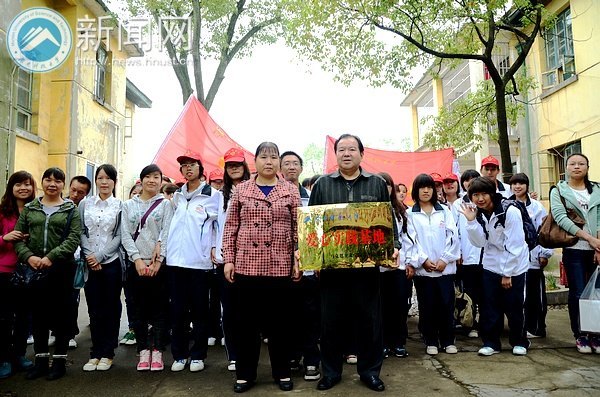 关爱老人 “爱心周末”踏歌行