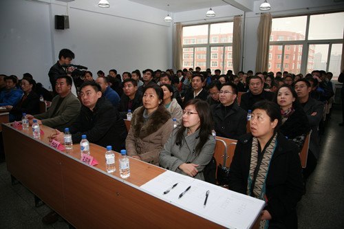 ϲӭ����ʮ�˴�ʤ���ٿ�    ��ί��������֯ʦ���տ���Ļʢ��