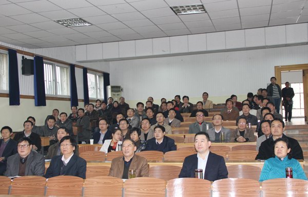 和谐盛世迎盛会 月亮岛上齐欢歌——皖西学院组织党员领导干部集中收看党的十八大开幕式