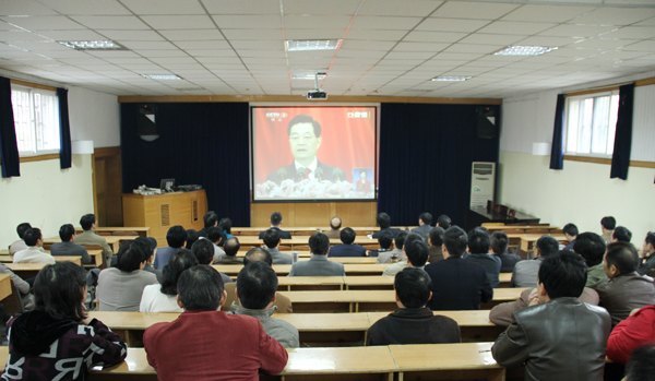 和谐盛世迎盛会 月亮岛上齐欢歌——皖西学院组织党员领导干部集中收看党的十八大开幕式