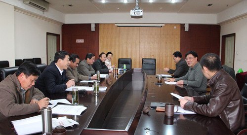 校党委中心组成员认真学习十八大报告