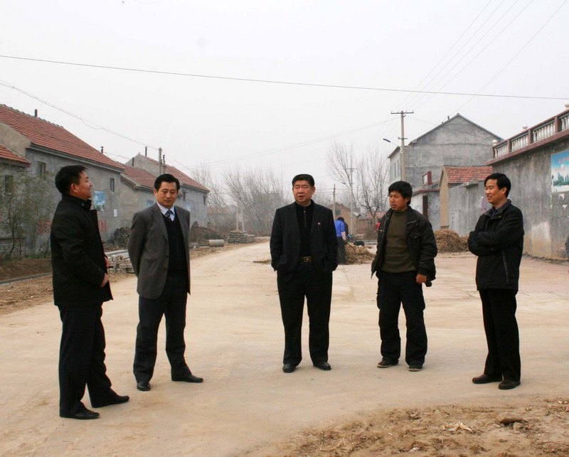 校领导再次看望驻村“第一书记”