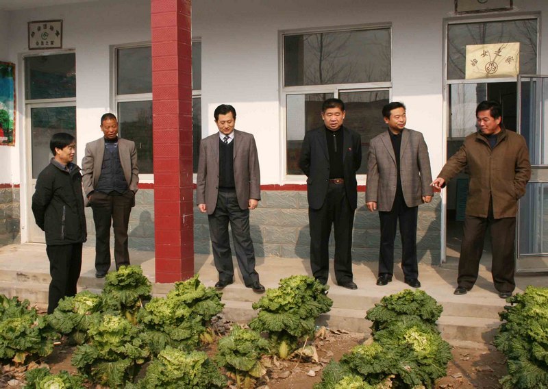 校领导再次看望驻村“第一书记”