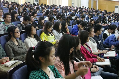 全校党员发展对象参加培训 以学习十八大精神为重点