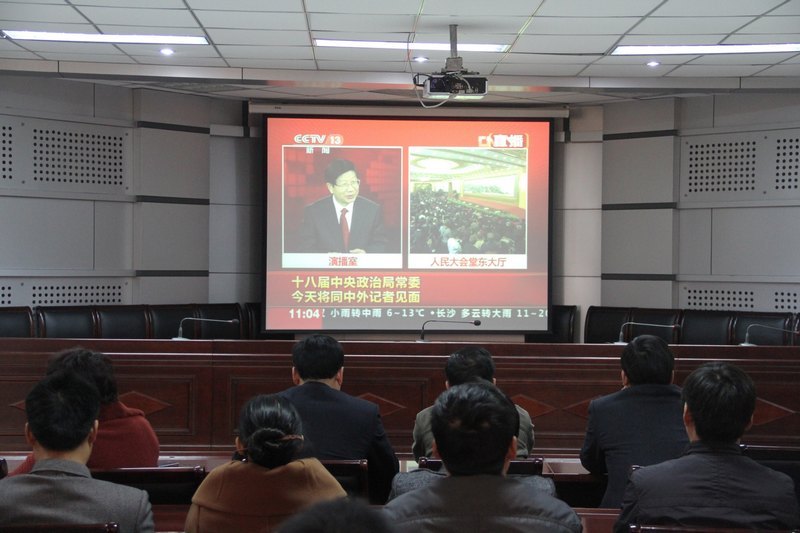 许昌学院师生欢庆十八大胜利闭幕