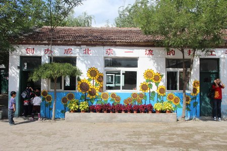 园林志愿团改善农民工子弟小学校园环境