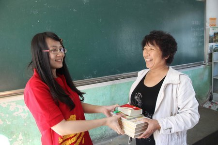 园林志愿团改善农民工子弟小学校园环境