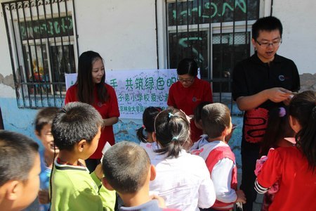 园林志愿团改善农民工子弟小学校园环境