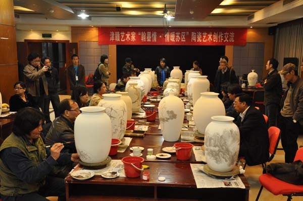 “翰墨情•情暖苏区”陶瓷艺术创作交流会在景德镇陶瓷学院举行