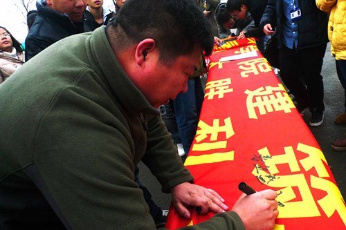 建筑与规划学院举行喜迎十八大签名活动