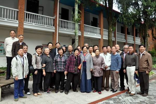 ����ũ�ִ�ѧ75����ѧ���ۺ����ð�ͬѧ������ѧԺ�ιۿ���