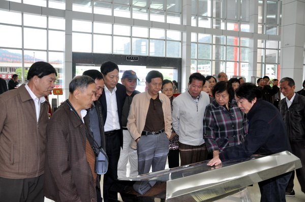 ����ũ�ִ�ѧ75����ѧ���ۺ����ð�ͬѧ������ѧԺ�ιۿ���