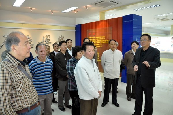 ����ũ�ִ�ѧ75����ѧ���ۺ����ð�ͬѧ������ѧԺ�ιۿ���