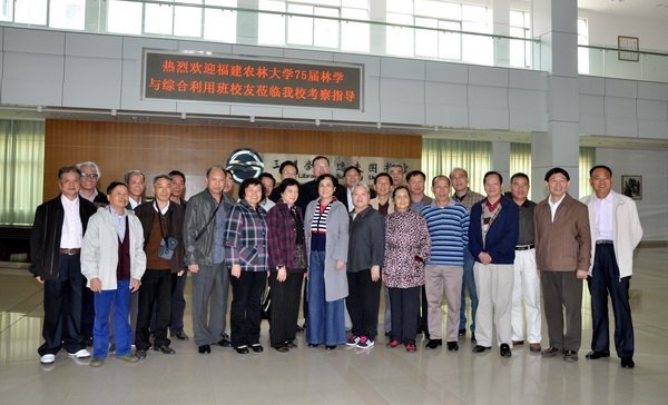 ����ũ�ִ�ѧ75����ѧ���ۺ����ð�ͬѧ������ѧԺ�ιۿ���