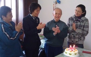 退管办为独居老人庆祝80岁生日