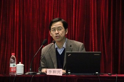 李和兴校长为全体研究生及高年级本科生代表作报告