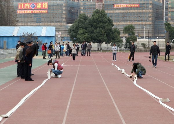200余名师生积极参与趣味消防运动会