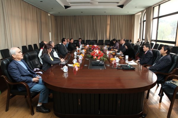 ̨���������������Ľ̻���ᶭ�³�������һ�з��ʳ��ݹ�ѧԺ