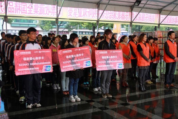 常州工学院60名贫寒学子获18万福彩爱心助学金 汤正华出席捐赠仪式并接受常州电视台采访