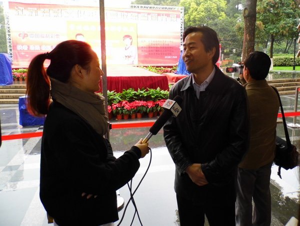 常州工学院60名贫寒学子获18万福彩爱心助学金 汤正华出席捐赠仪式并接受常州电视台采访