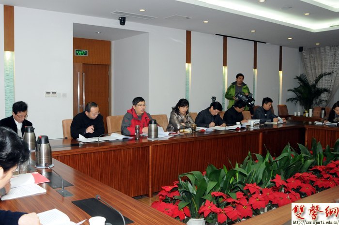 校党委中心组集中学习党的十八大精神