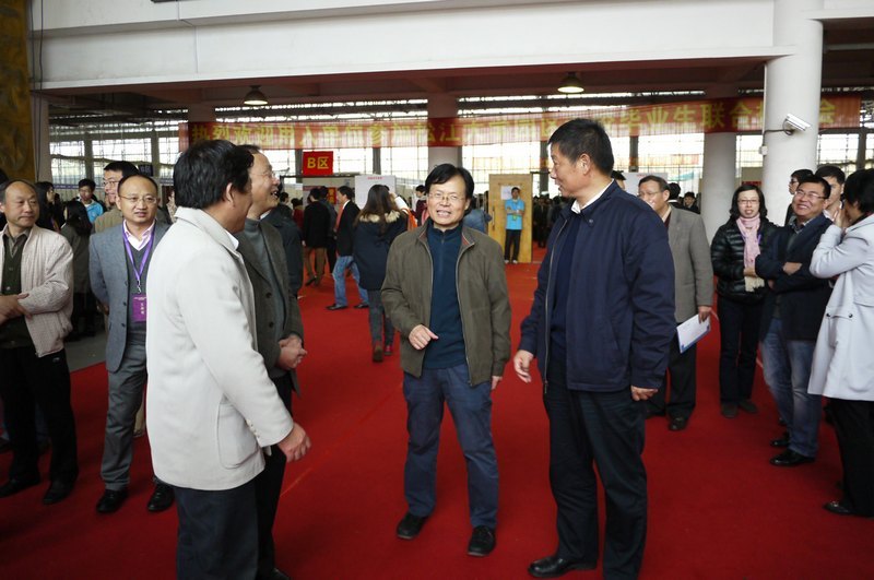 松江大学园区七校2013届毕业生联合招聘会在校举行