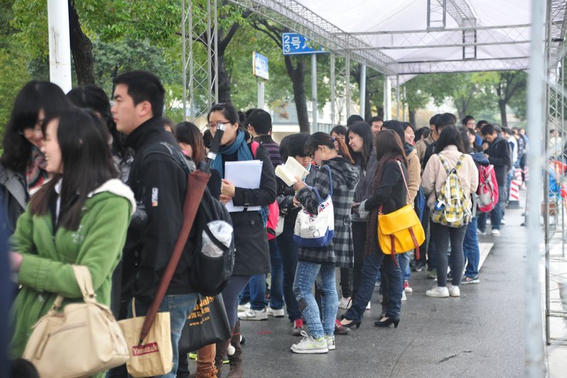 松江大学园区七校2013届毕业生联合招聘会在校举行