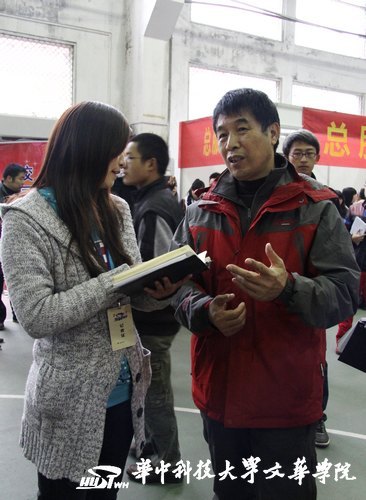 华中科技大学文华学院举行2012年秋季招聘会 企业多看重学生综合素质