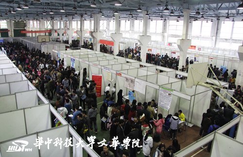 华中科技大学文华学院举行2012年秋季招聘会 企业多看重学生综合素质