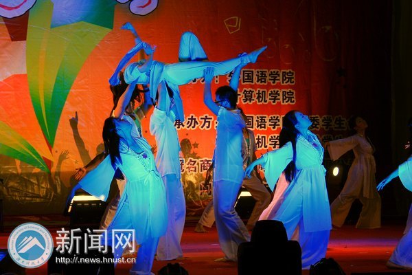 刚柔并济 寄语青春:外国语学院、计算机科学与工程学院联合举办迎新晚会