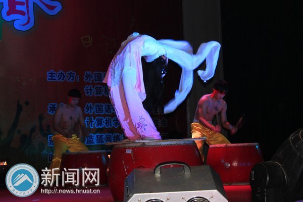 刚柔并济 寄语青春:外国语学院、计算机科学与工程学院联合举办迎新晚会