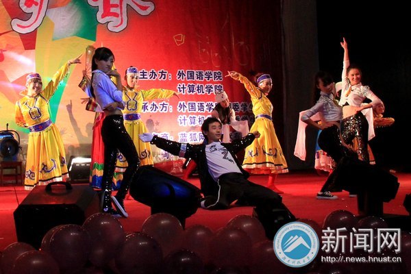 刚柔并济 寄语青春:外国语学院、计算机科学与工程学院联合举办迎新晚会
