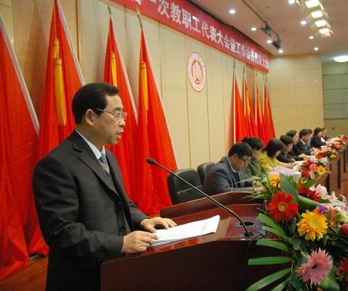 ɽ��������ѧ���߽�һ�ν�ְ����������߹����Ա�������ʤ���ٿ�