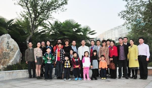 珠海容闳国际幼稚园家委会向省徐特立教育基金捐款10万元