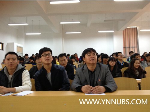 云南师范大学商学院组织师生认真收看党的十八大开幕式盛况