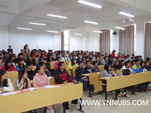 云南师范大学商学院组织师生认真收看党的十八大开幕式盛况