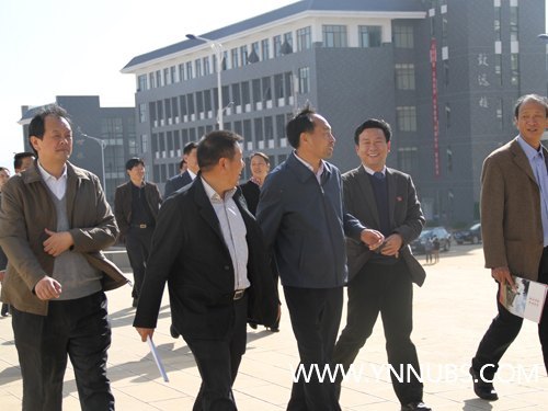 云南省委常委、高校工委书记李培一行到云南师范大学商学院杨林校区调研