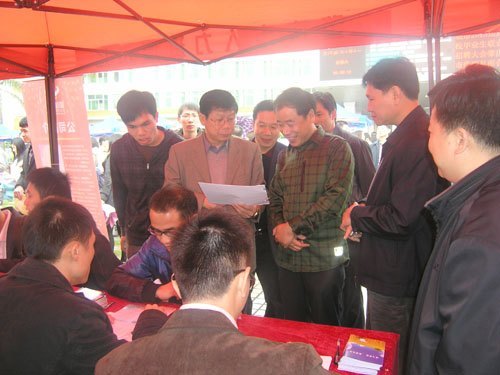 肇庆供需见面会如期在肇庆学院举行 招聘大学生村官成焦点
