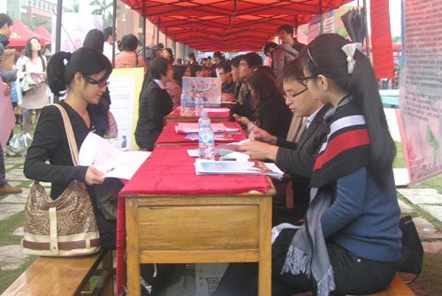 肇庆供需见面会如期在肇庆学院举行 招聘大学生村官成焦点