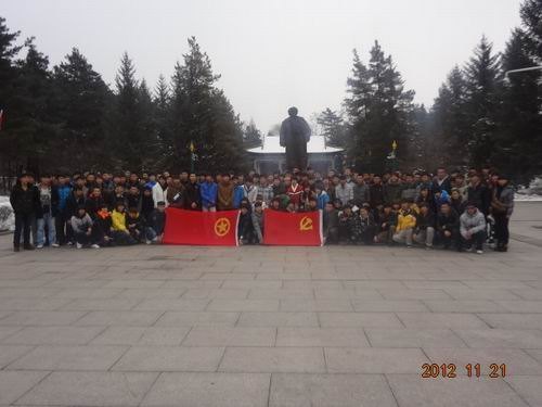 体育学院组织学生祭扫靖宇陵园